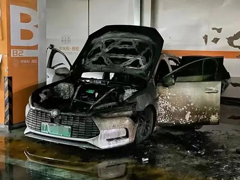 یک خودروی BYD در حین شارژ در پارکینگ آتش گرفت! معضل بزرگ برقی ها!